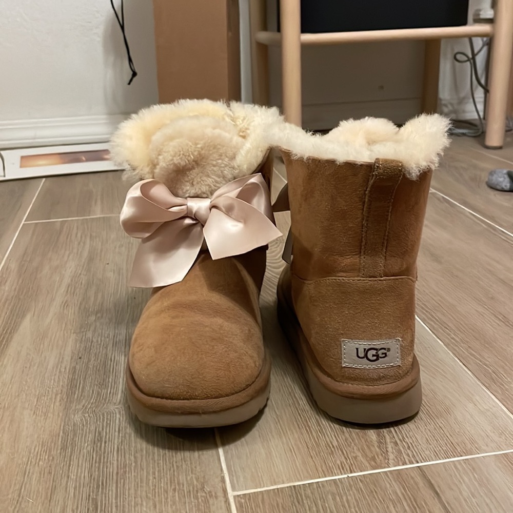 UGG Gita Bow Mini Bootie Shoe and Boot, Chestnut Twinface
